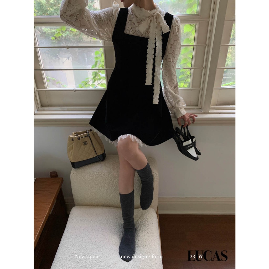 Váy set: áo sơ mi trắng ren cổ tàu buộc nơ, váy đen 2 dây dáng a baisic