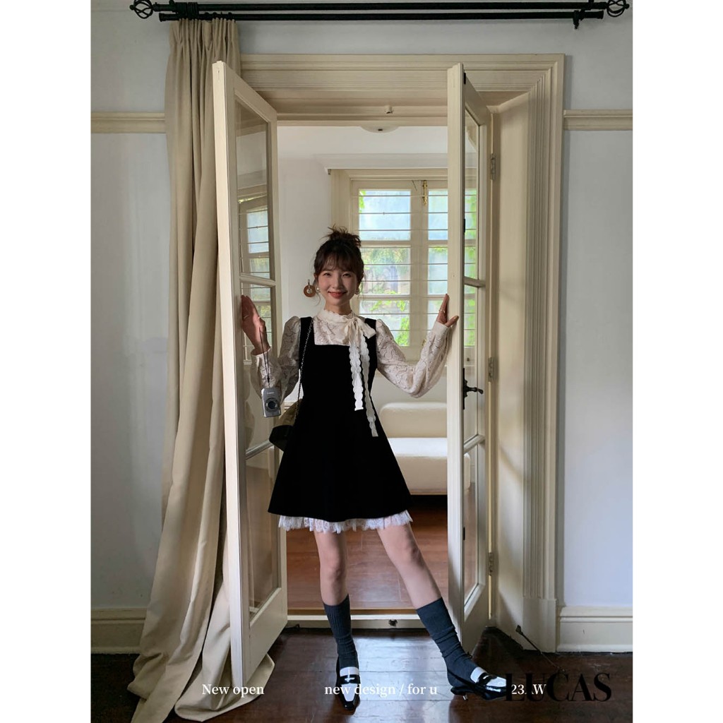 Váy set: áo sơ mi trắng ren cổ tàu buộc nơ, váy đen 2 dây dáng a baisic