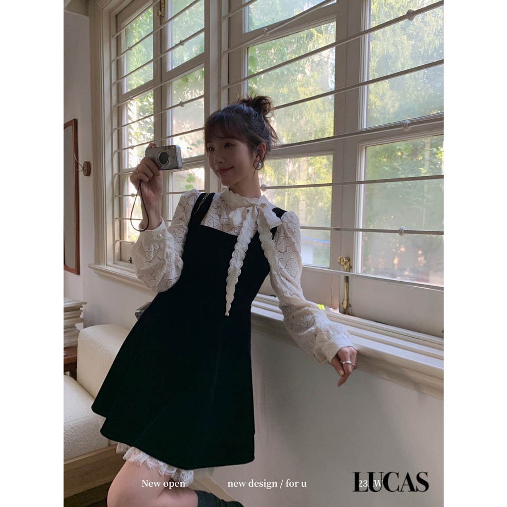 Váy set: áo sơ mi trắng ren cổ tàu buộc nơ, váy đen 2 dây dáng a baisic