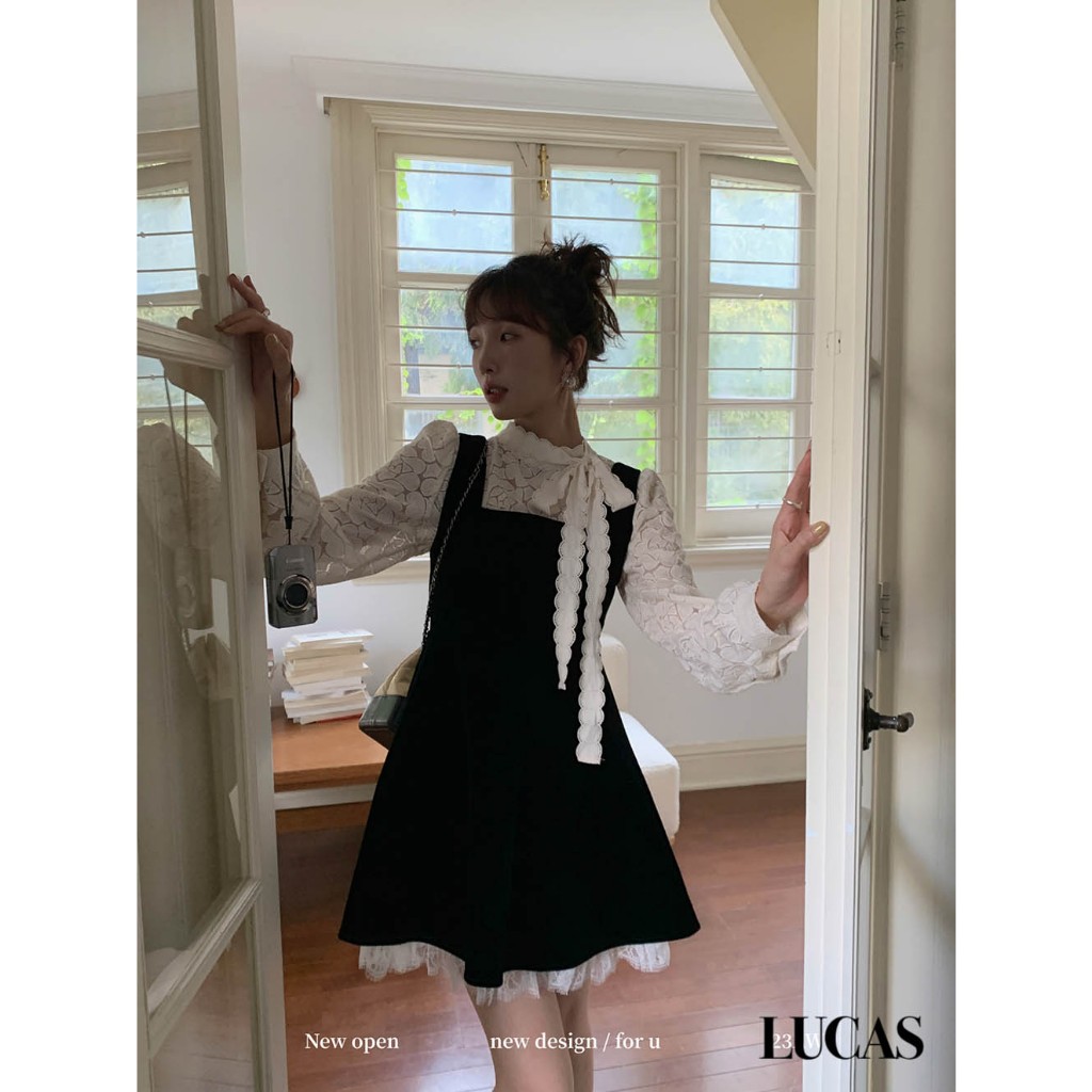 Váy set: áo sơ mi trắng ren cổ tàu buộc nơ, váy đen 2 dây dáng a baisic