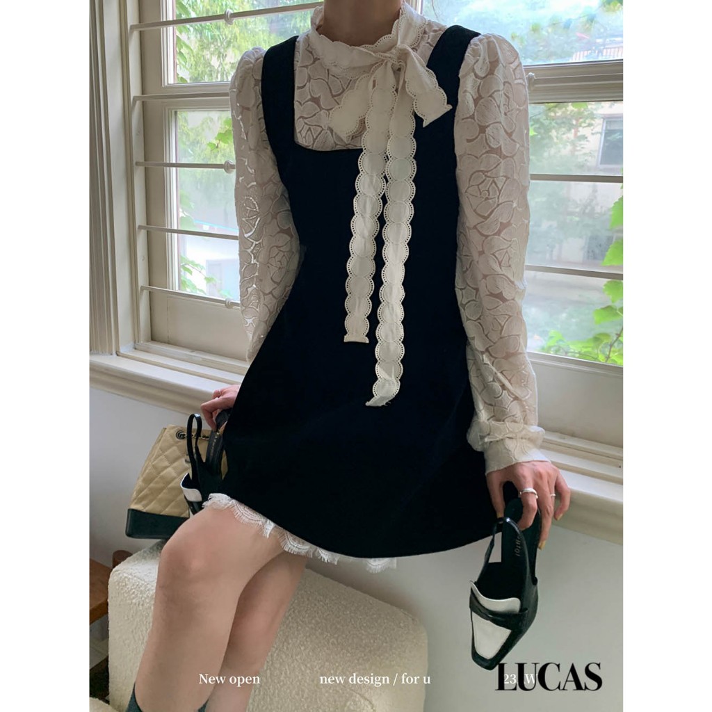 Váy set: áo sơ mi trắng ren cổ tàu buộc nơ, váy đen 2 dây dáng a baisic