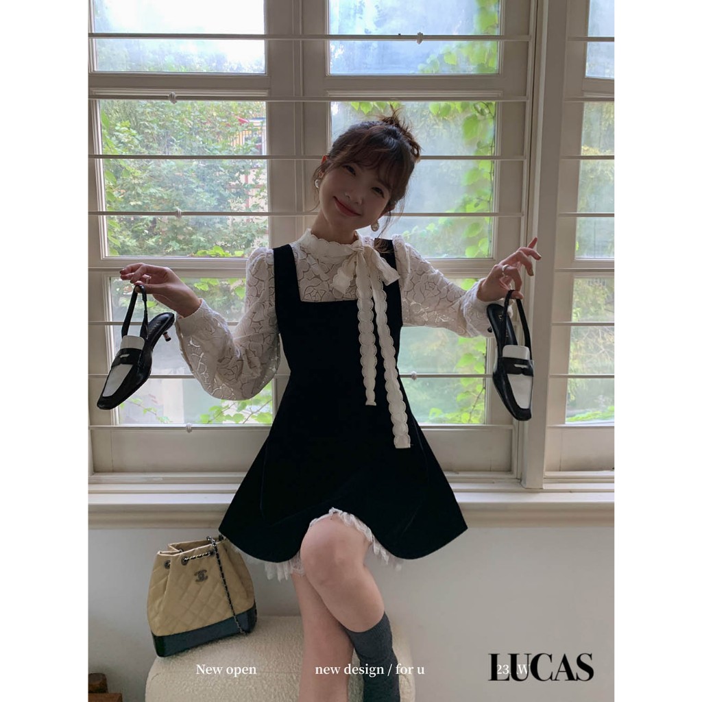 Váy set: áo sơ mi trắng ren cổ tàu buộc nơ, váy đen 2 dây dáng a baisic