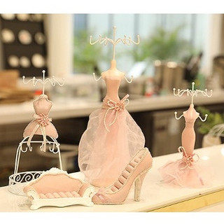 Giá trưng bày trang sức hình búp bê có nhiều mẫu để trưng bày nhẫn bông tai, kệ treo trang sức trang trí và quà tặng