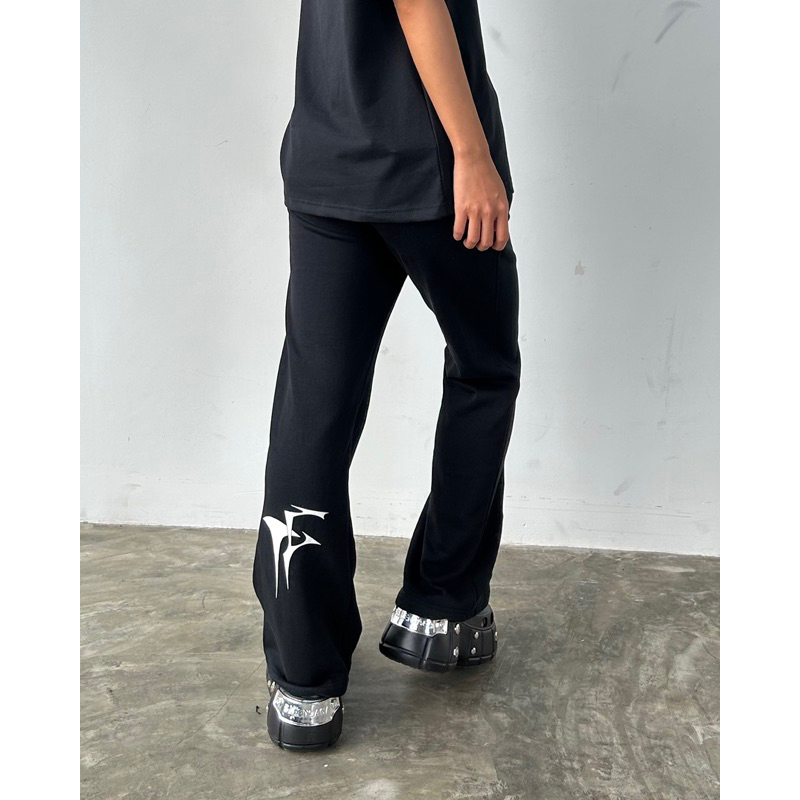 Quần thun đen đóng khoen TF BOOTCUT TRACK PANTS