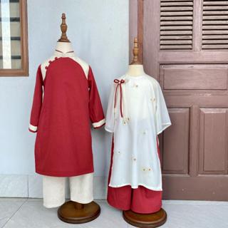 Áo dài cho bé màu trắng kem pha đỏ mặc đôi với nhau