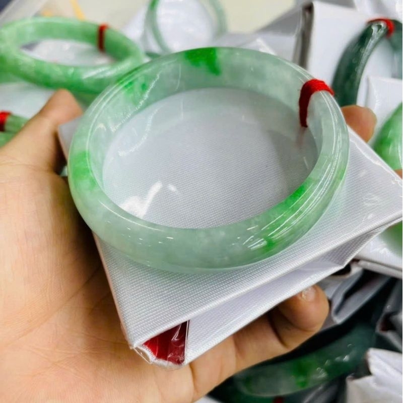 Vòng tay bản liền c.thạch màu ngọc trắng lên táo xanh ni 58