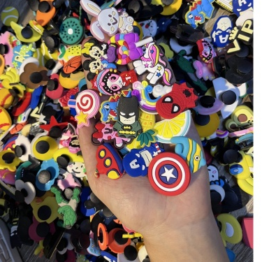 Jibbitz Sticker dép 2D,3D siêu dễ thương gắn dép Unisex, dép tổ ong,  dép Crocs