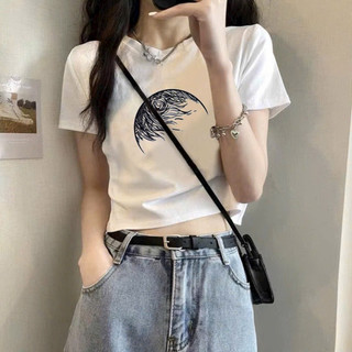 Áo croptop tay ngắn ôm phối mặt trăng