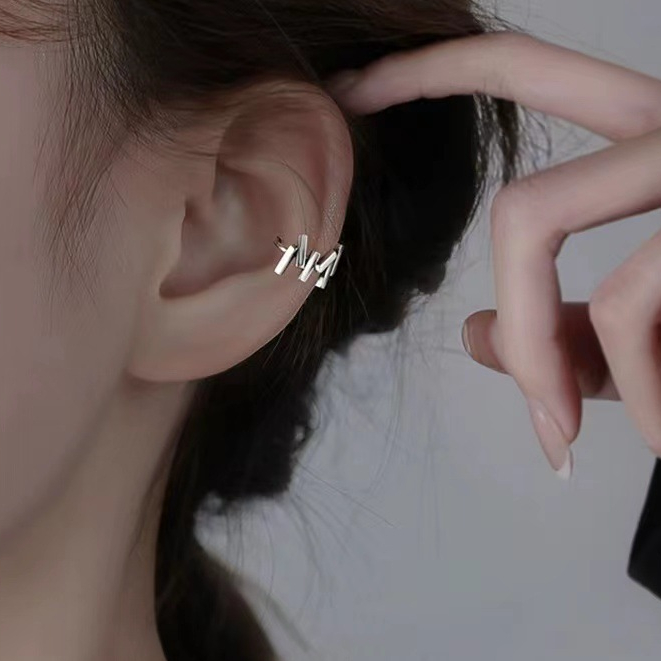 Khuyên tai kẹp vành không cần xỏ lỗ bông nam nữ chữ M thanh kim loại