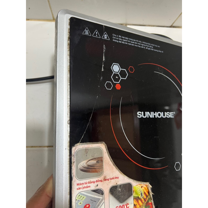 Thanh lý bếp từ sunhouse phím bấm, mặt kính bị nứt như hình