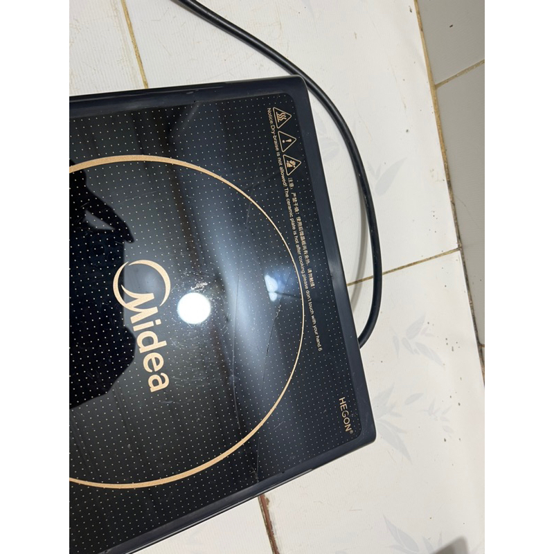 Thanh lý bếp từ Midea phím bấm còn mới mặt kính bị nứt như hình