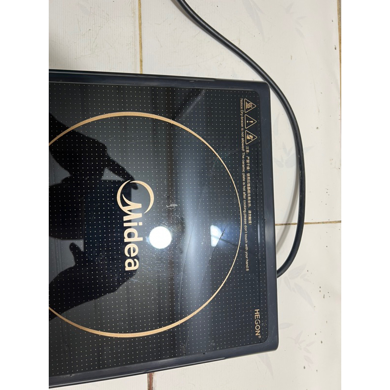 Thanh lý bếp từ Midea phím bấm còn mới mặt kính bị nứt như hình