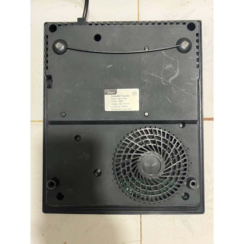 Thanh lý bếp từ Midea phím bấm còn mới mặt kính bị nứt như hình