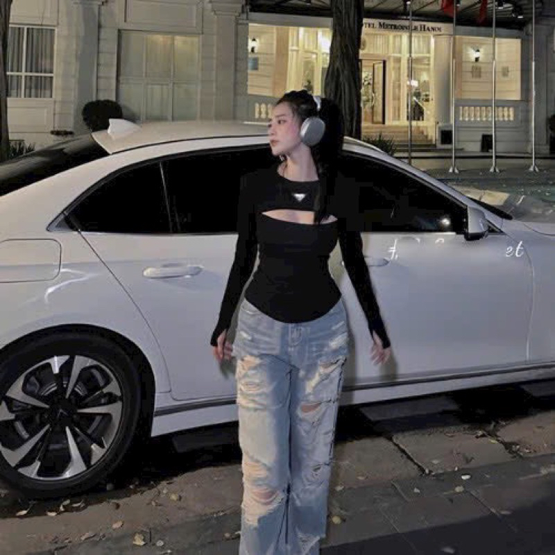 Áo thun kiểu dài tay XẺ V1 ngực sexy gắn logo tam giác PRAD A  cổ tròn ôm body hót hít thời trang nữ - Thiên yết