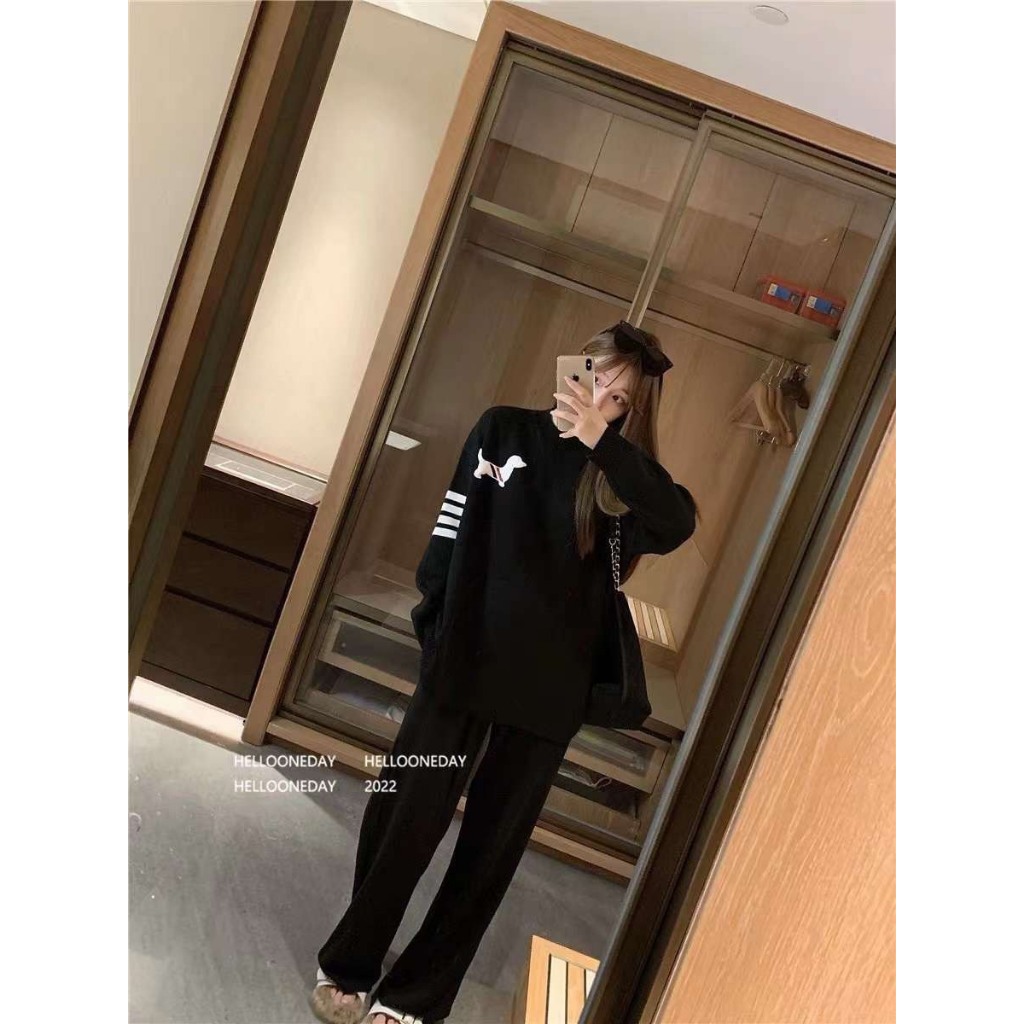 Áo Nỉ Hoodie Thêu Chú Cún Trước Ngực Phối 4 Sọc Tay Áo, Áo Sweater Form Rộng Dáng Unisex