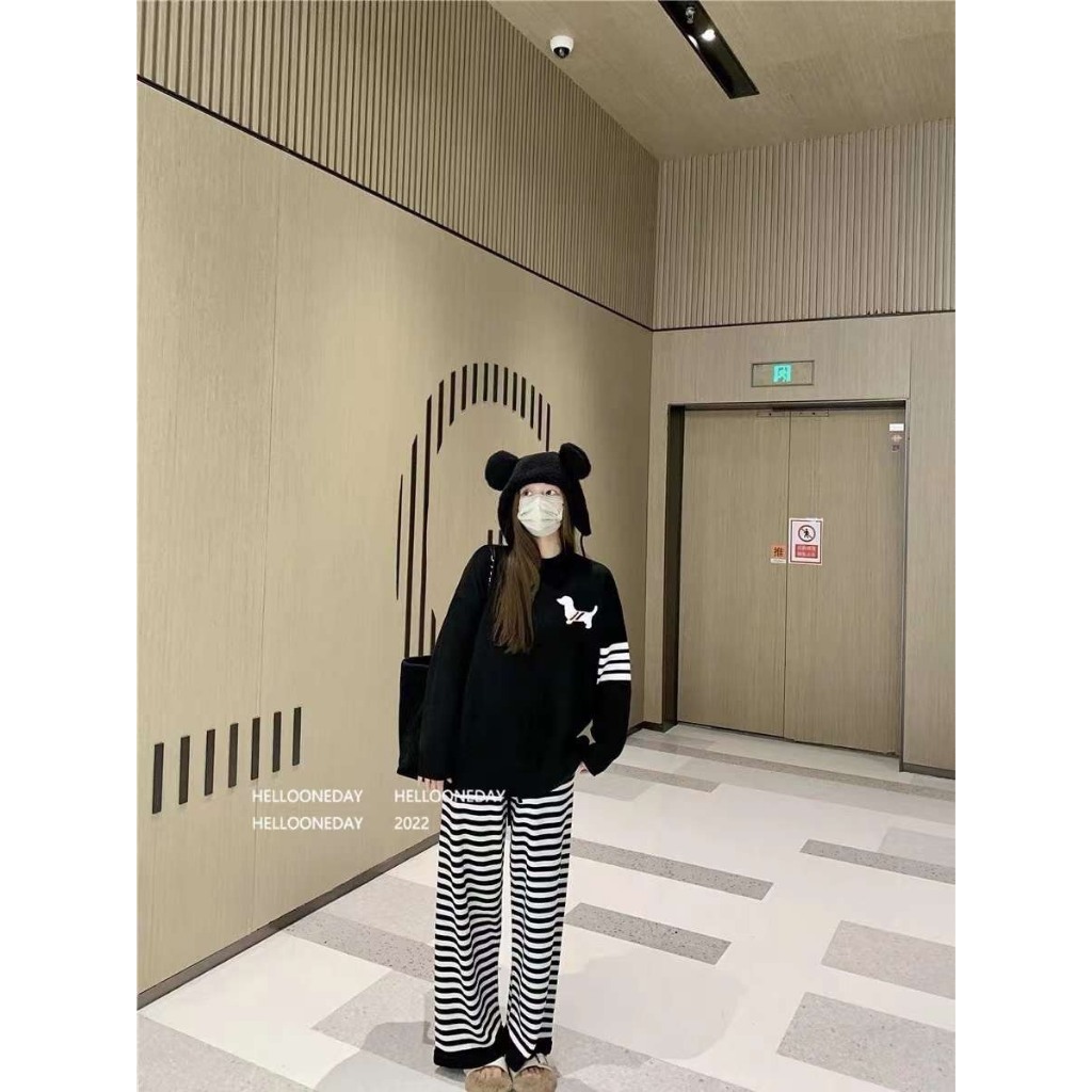 Áo Nỉ Hoodie Thêu Chú Cún Trước Ngực Phối 4 Sọc Tay Áo, Áo Sweater Form Rộng Dáng Unisex