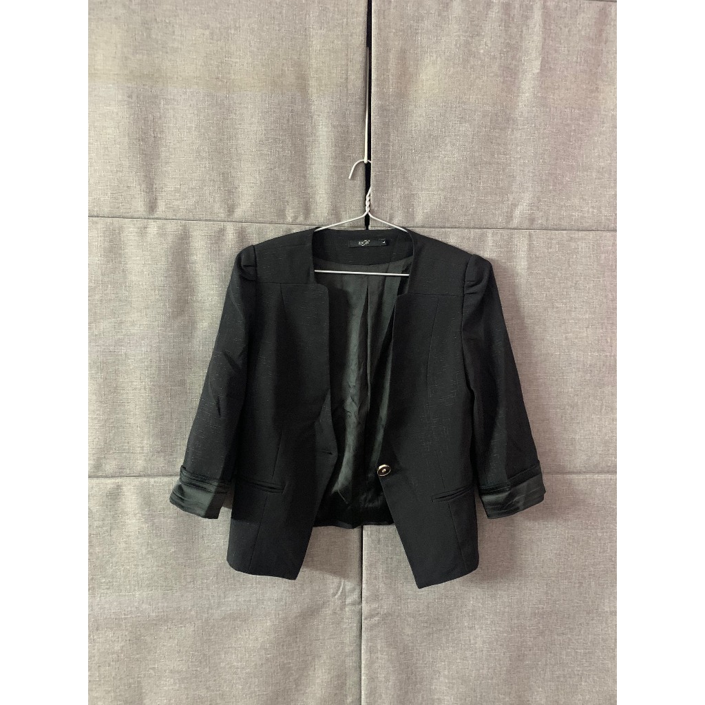 PASS - Blazer đen dáng ngắn có độn vai ZICBI (Size L)