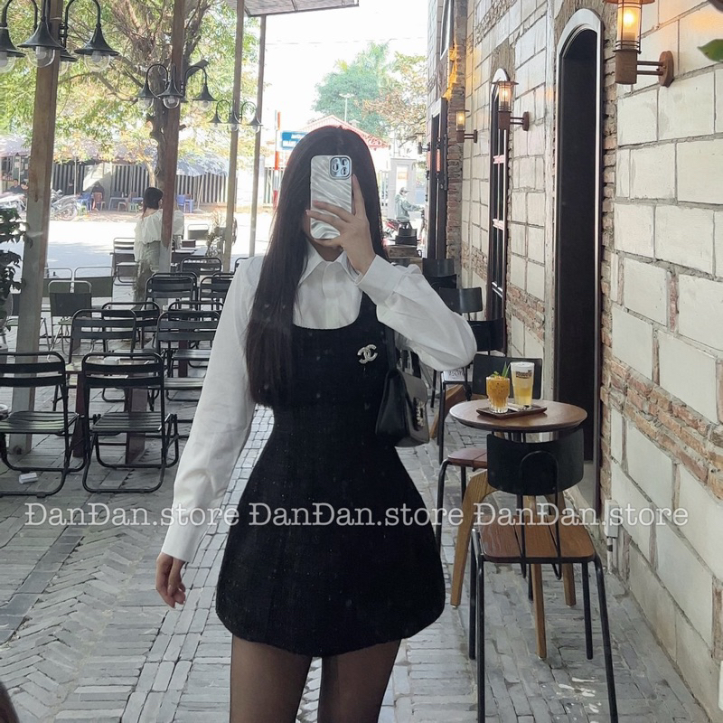 Set váy yếm dạ cha.nel kèm sơ mi trắng dáng dài giấu quần