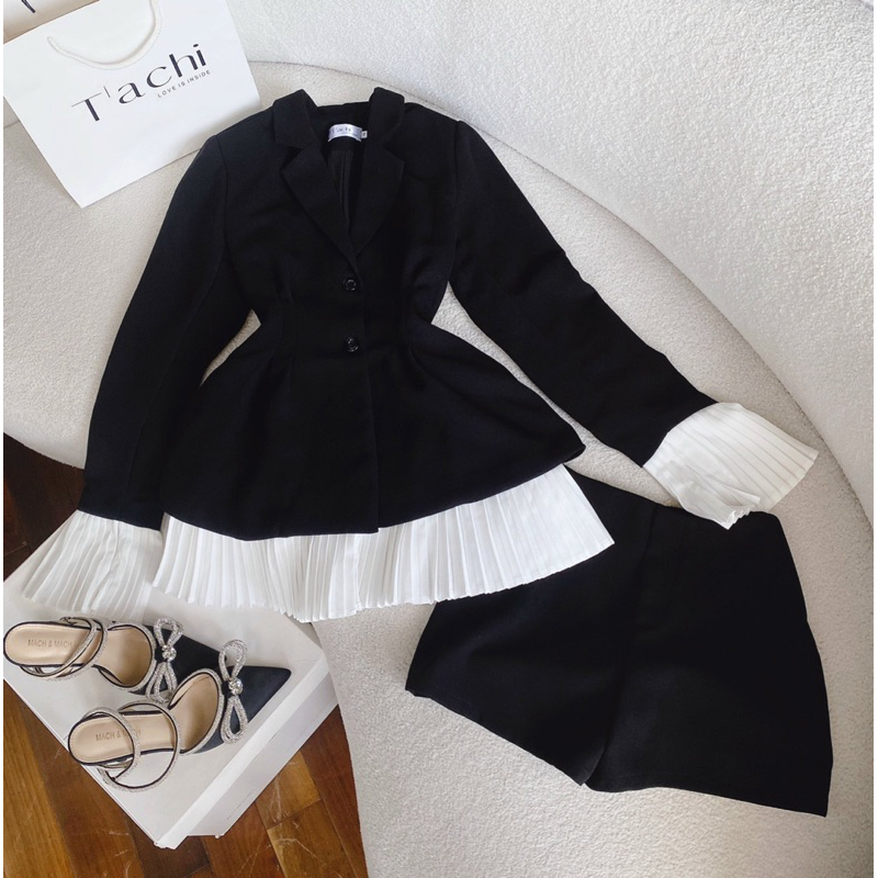 Set vest đen kèm tag kèm chân váy xếp ly trắng