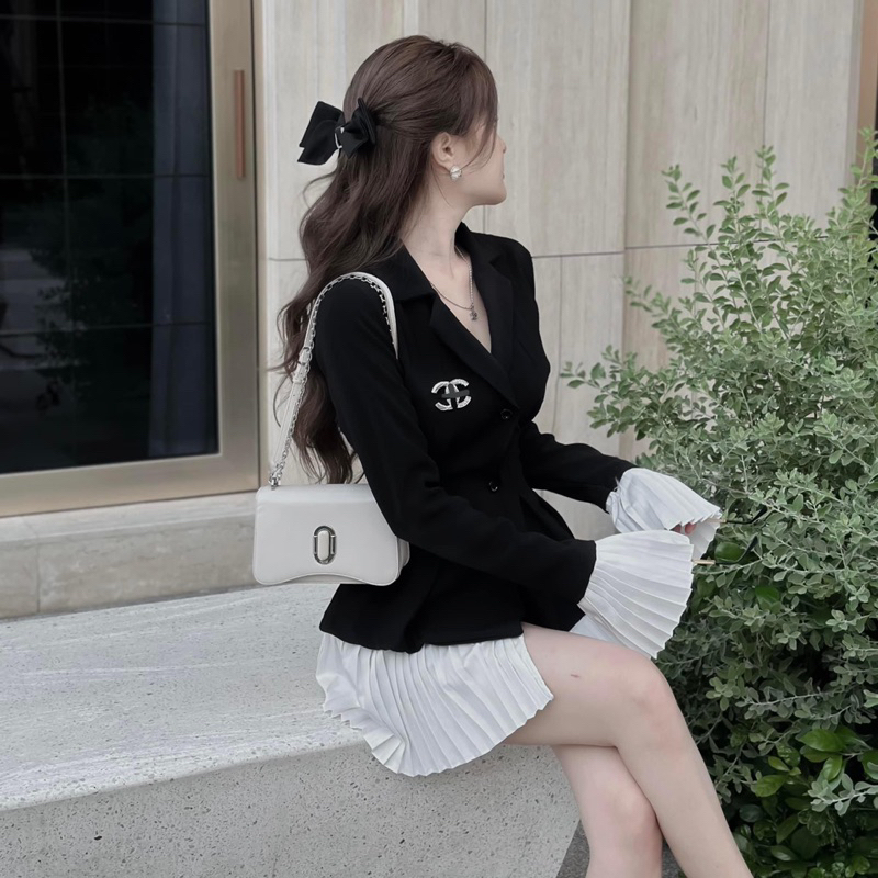 Set vest đen kèm tag kèm chân váy xếp ly trắng