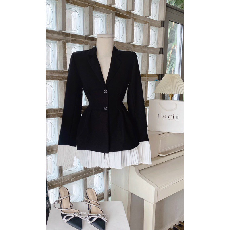 Set vest đen kèm tag kèm chân váy xếp ly trắng