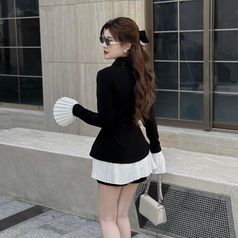 Set vest đen kèm tag kèm chân váy xếp ly trắng