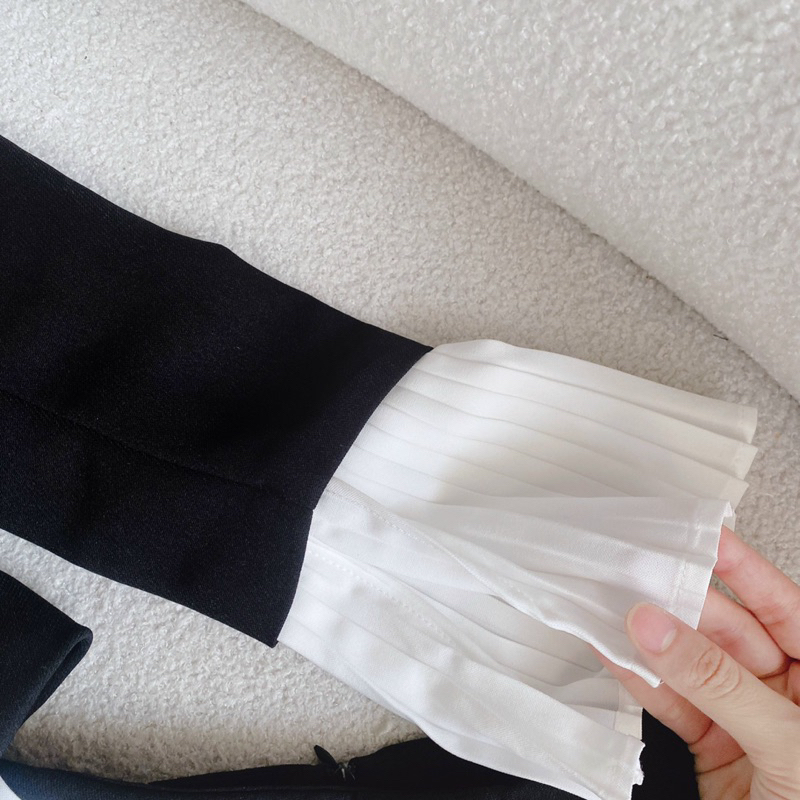 Set vest đen kèm tag kèm chân váy xếp ly trắng