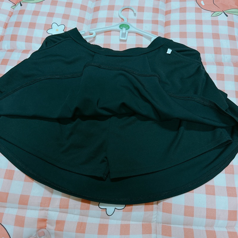 Chân váy màu đen ,bên trong có quần,lưng thun  co giãn