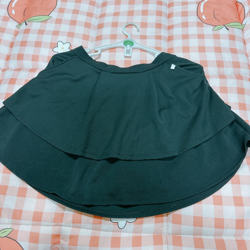 Chân váy màu đen ,bên trong có quần,lưng thun  co giãn