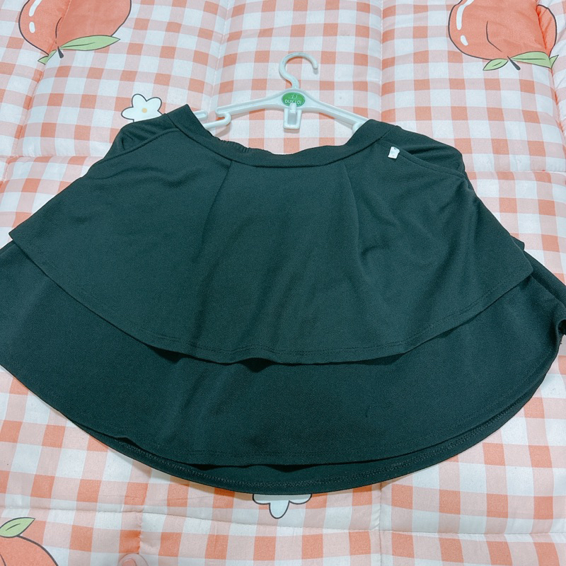 Chân váy màu đen ,bên trong có quần,lưng thun  co giãn