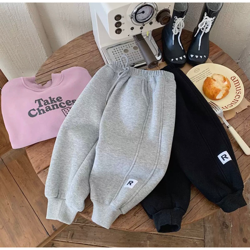 Com bo 2 quần nỉ bông ghi và đen cho các bé. quần chất dày dặn mềm mại giúp bé mặc thoải mái