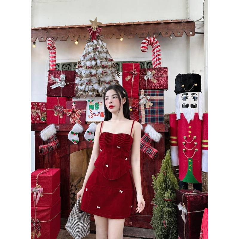 Sét áo 2 dây nhưng đỏ đính nơ chân váy form a