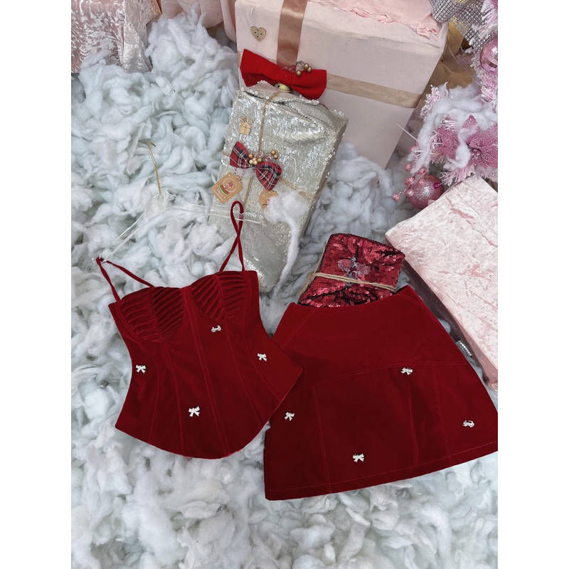 Sét áo 2 dây nhưng đỏ đính nơ chân váy form a