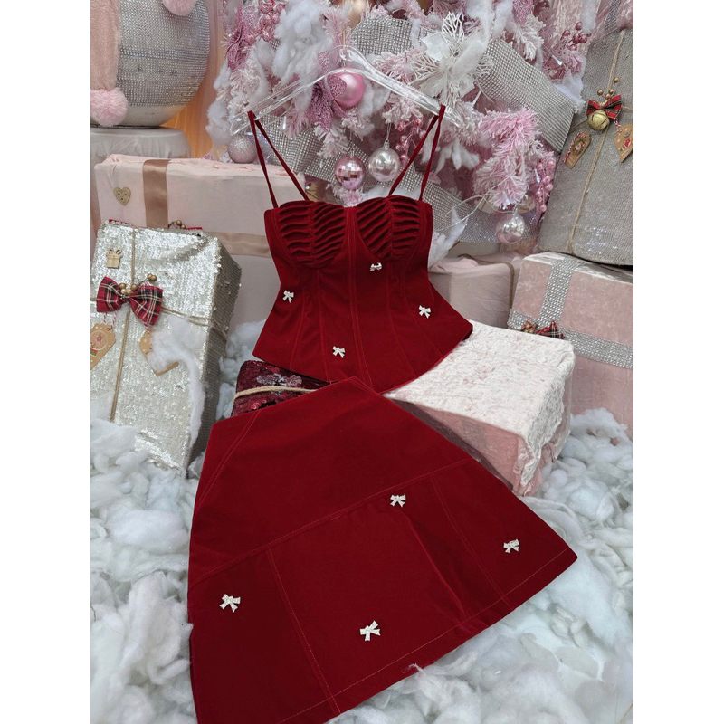 Sét áo 2 dây nhưng đỏ đính nơ chân váy form a