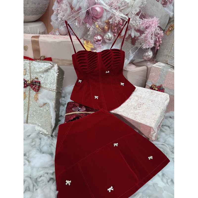 Sét áo 2 dây nhưng đỏ đính nơ chân váy form a