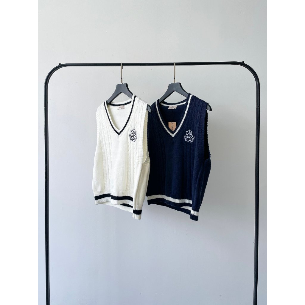 Gile len nữ basic cổ chữ V ngực đính huy hiệu quảng châu form vừa phong cách ulzzang | SLIPPY TOP | Secodee