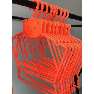 100 Chiếc Móc Nhựa Dẻo Bộ Bé TRẺ EM DÀNH CÁC SHOP THỜI TRANG VÀ CÁC CỬA HÀNG TREO ÁO VÁY RỜI ĐỒ BỘ GÍ TỐT TIẾT KIỆM ../.