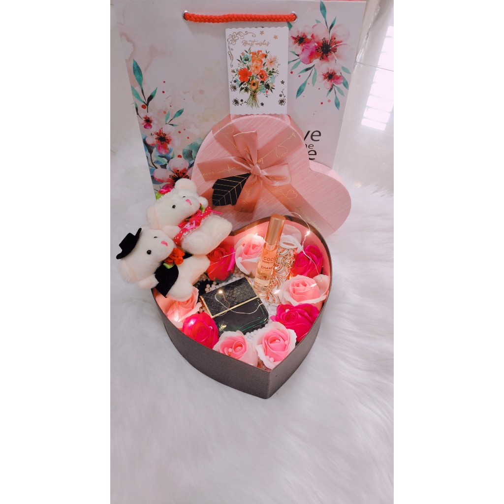 Set quà tràn ngập sắc màu tình yêu dành cho bạn gái gồm ( 2 nước hoa, son, gấu, hoa sáp, thiệp, đèn nhấp nháy, hộp & túi