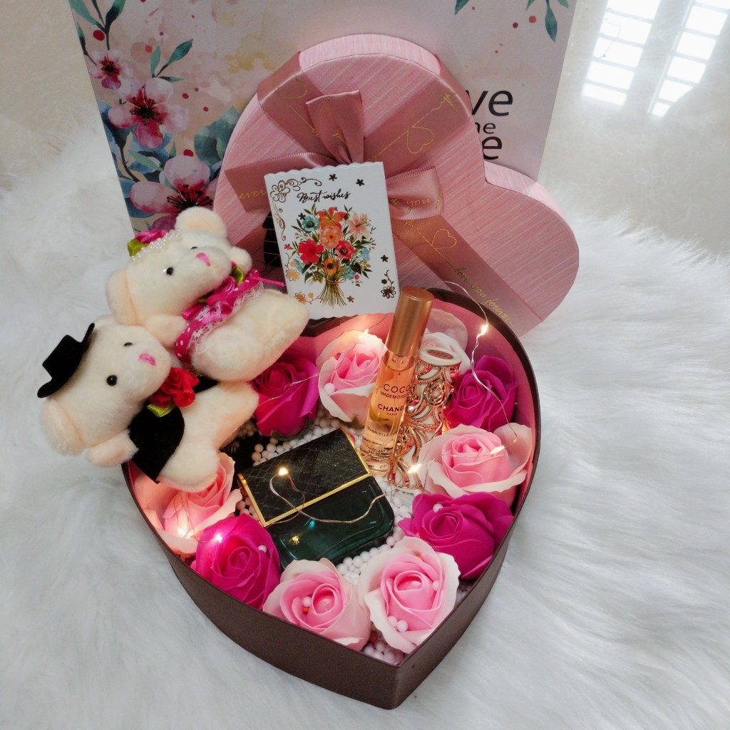 Set quà tràn ngập sắc màu tình yêu dành cho bạn gái gồm ( 2 nước hoa, son, gấu, hoa sáp, thiệp, đèn nhấp nháy, hộp & túi