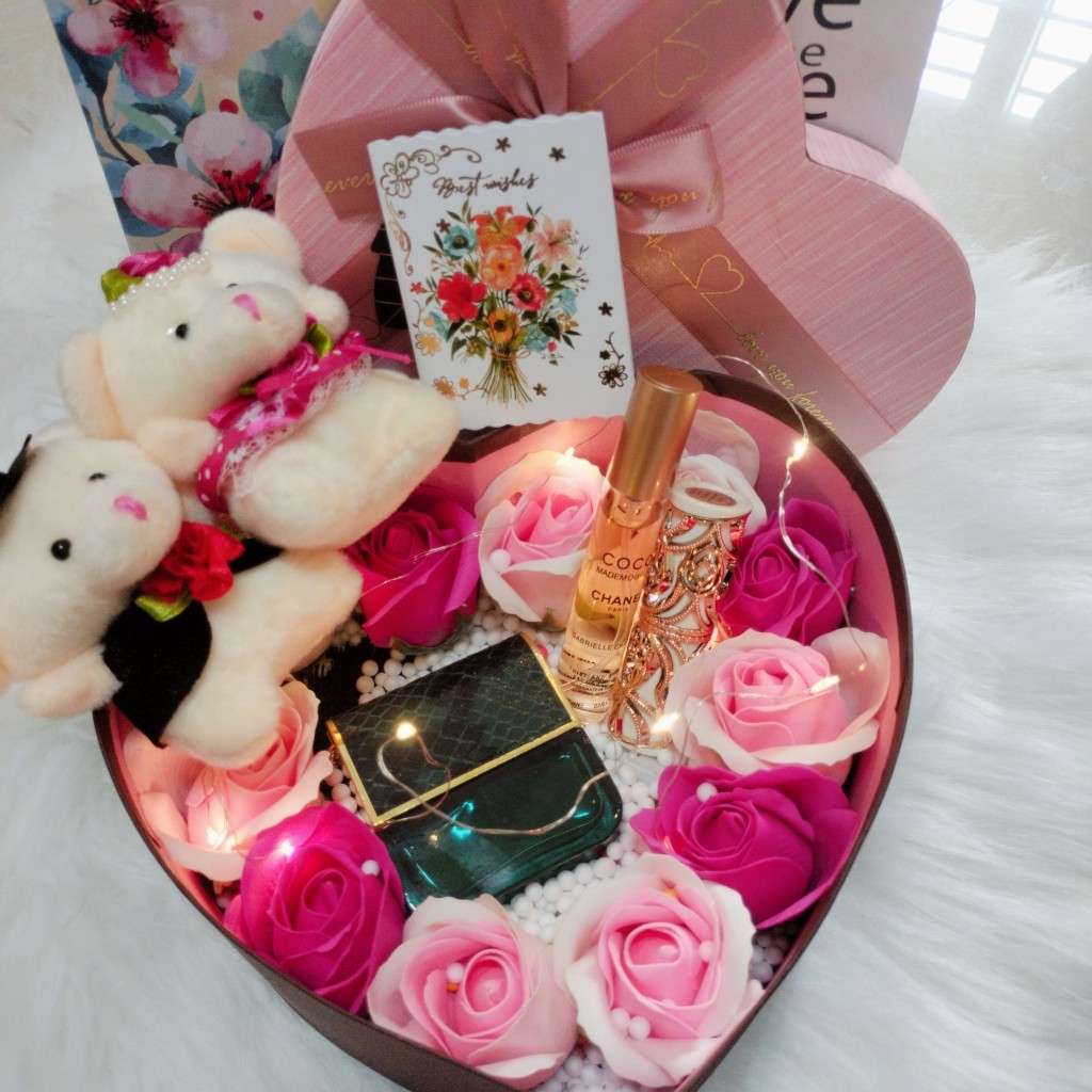 Set quà tràn ngập sắc màu tình yêu dành cho bạn gái gồm ( 2 nước hoa, son, gấu, hoa sáp, thiệp, đèn nhấp nháy, hộp & túi