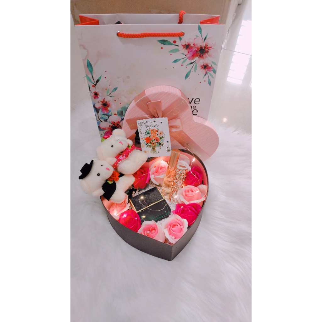 Set quà tràn ngập sắc màu tình yêu dành cho bạn gái gồm ( 2 nước hoa, son, gấu, hoa sáp, thiệp, đèn nhấp nháy, hộp & túi