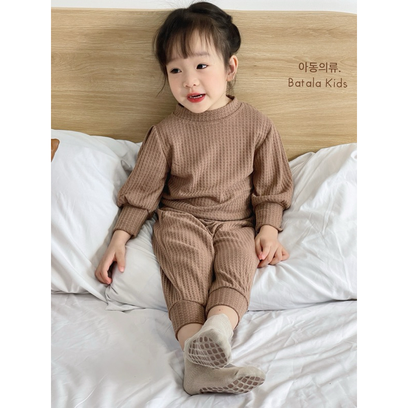 Set thu đông bé gái tổ ong siêu dày dặn ấm áp Batala Kids, Bộ đồ bé gái Hàn quốc 2màu sành điệu