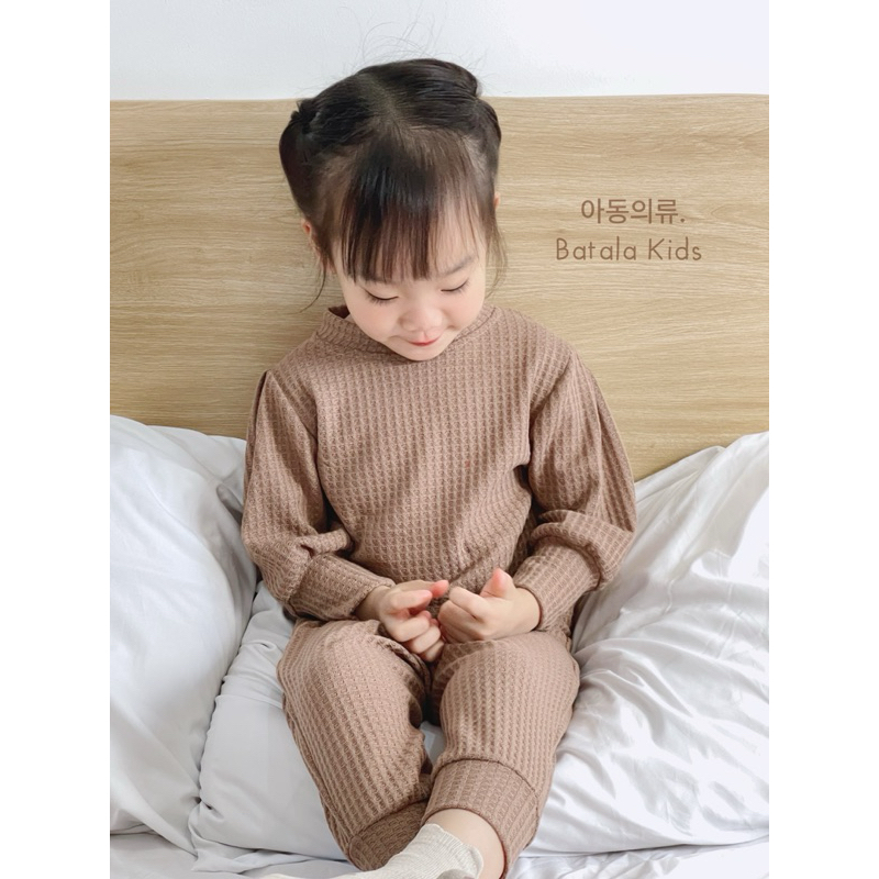 Set thu đông bé gái tổ ong siêu dày dặn ấm áp Batala Kids, Bộ đồ bé gái Hàn quốc 2màu sành điệu