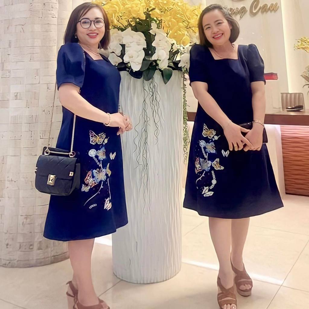 - Đầm Tặng Cho Mẹ Tay Phồng Butterfly Blue với họa tiết thêu tỉ mỉ