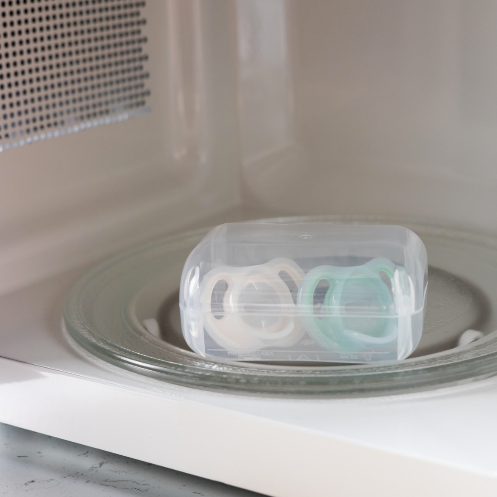 Ty ngậm silicon siêu nhẹ cho bé Tommee Tippee Ultra Light 0-6 tháng  - Xanh dương/Trắng