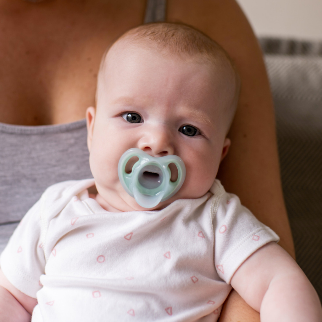 Ty ngậm silicon siêu nhẹ cho bé Tommee Tippee Ultra Light 0-6 tháng  - Xanh dương/Trắng