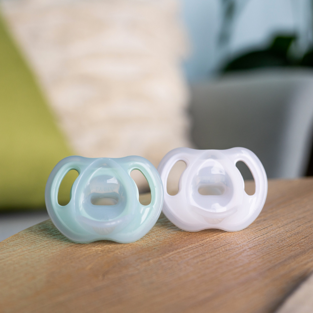 Ty ngậm silicon siêu nhẹ cho bé Tommee Tippee Ultra Light 0-6 tháng  - Xanh dương/Trắng