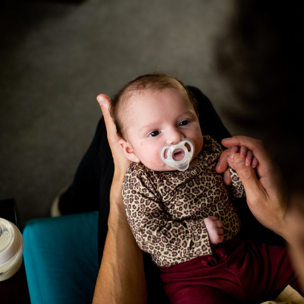 Ty ngậm silicon siêu nhẹ cho bé Tommee Tippee Ultra Light 0-6 tháng  - Xanh dương/Trắng