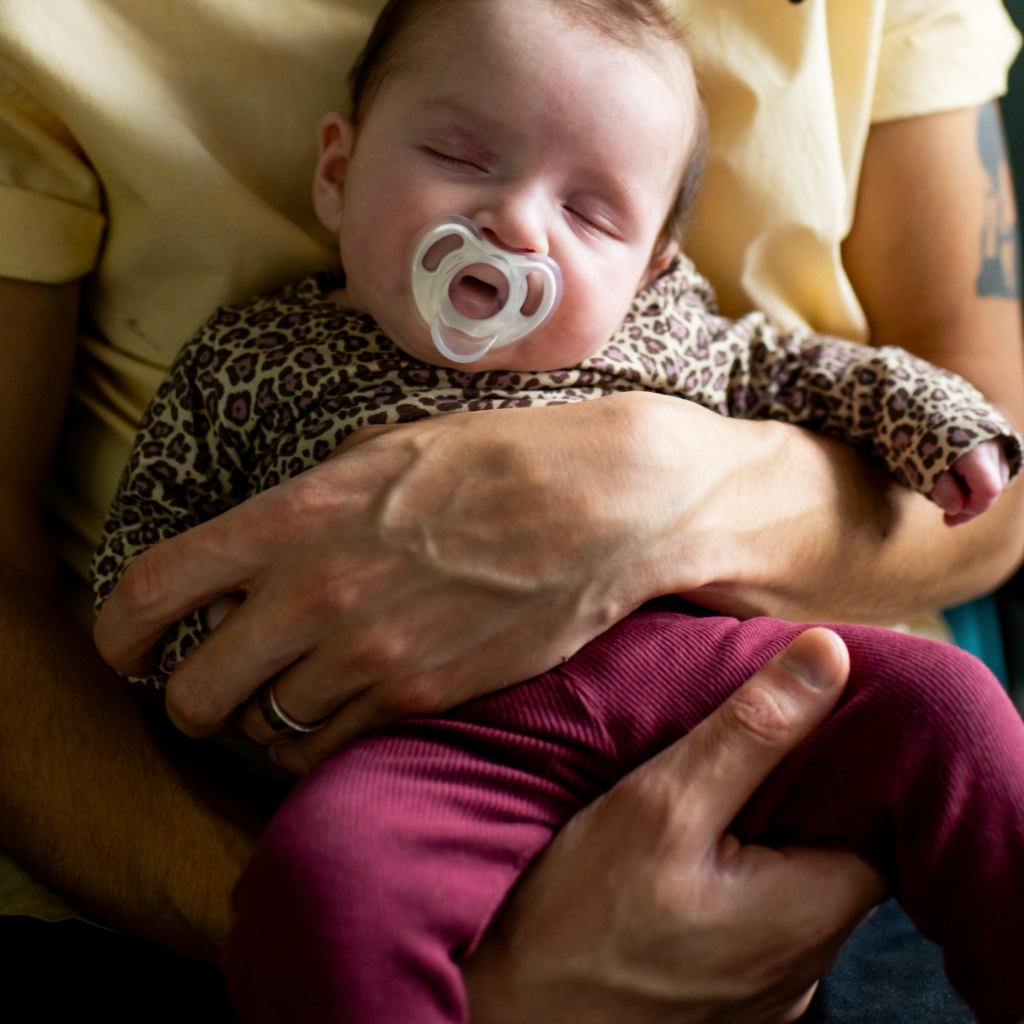 Ty ngậm silicon siêu nhẹ cho bé Tommee Tippee Ultra Light 0-6 tháng  - Xanh dương/Trắng