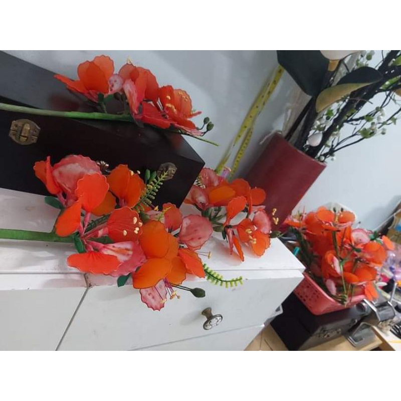 1 Cành hoa bằng lăng tím, 1 xcanh hoa phượng giả làm từ vải voan